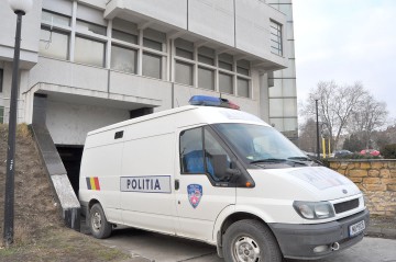 Peste 300 de persoane, supravegheate judiciar de poliţişti